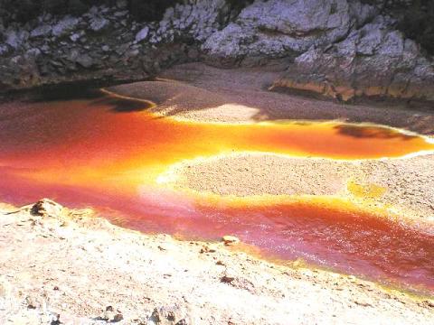 20111218113512-aguas-acidas-mineras.jpg